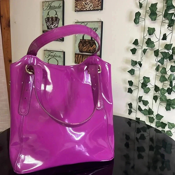 Ted Baker bag in beautiful purple. floral lining with snap closure - Picture 6 of 12